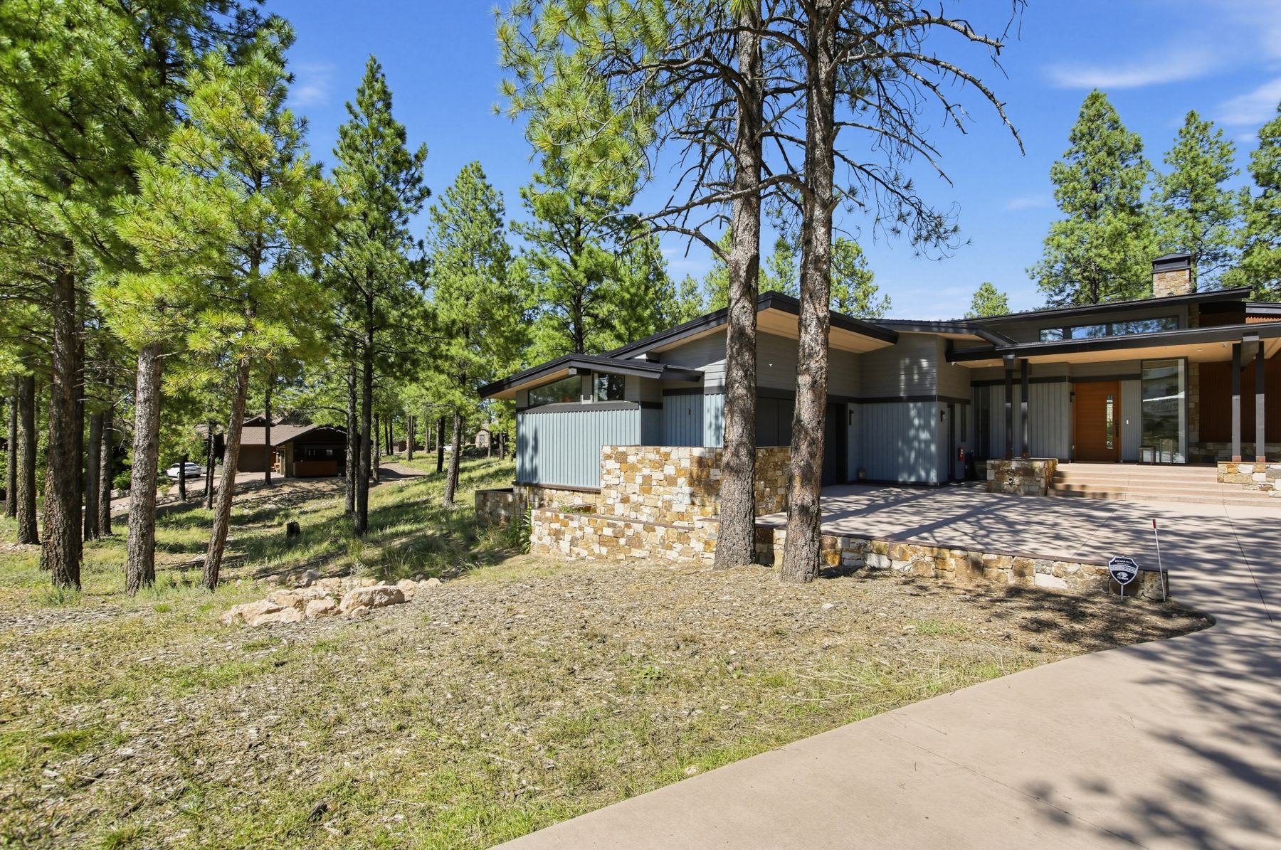 Lone Tree, a modern Pine Canyon rental home among ponderosa pines